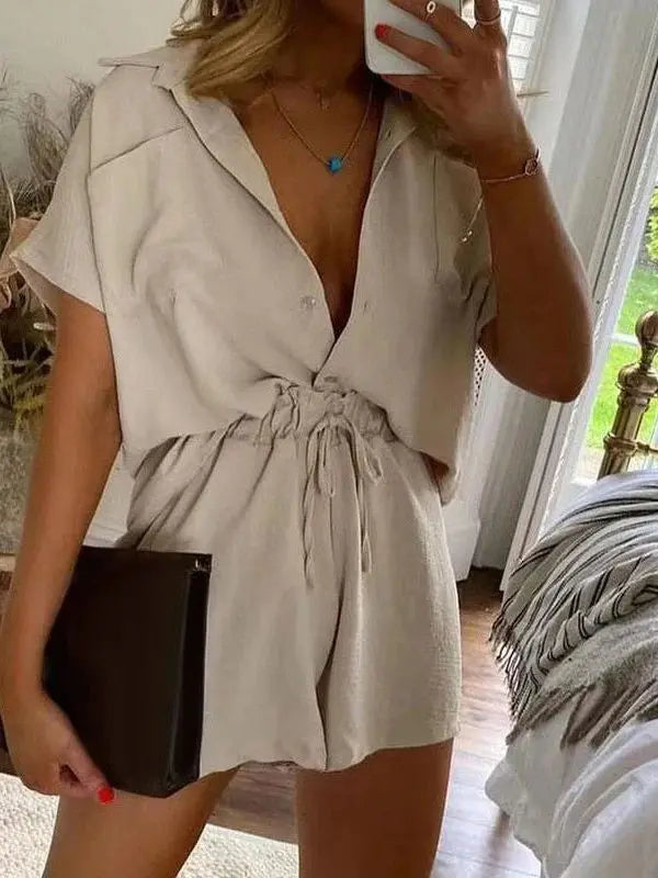 Detalle del Conjunto Femenino Shorts y Camisa de Manga Corta